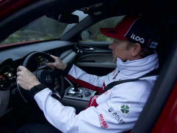 Kimi R&auml;ikk&ouml;nen wybrał Alfę Romeo Stelvio